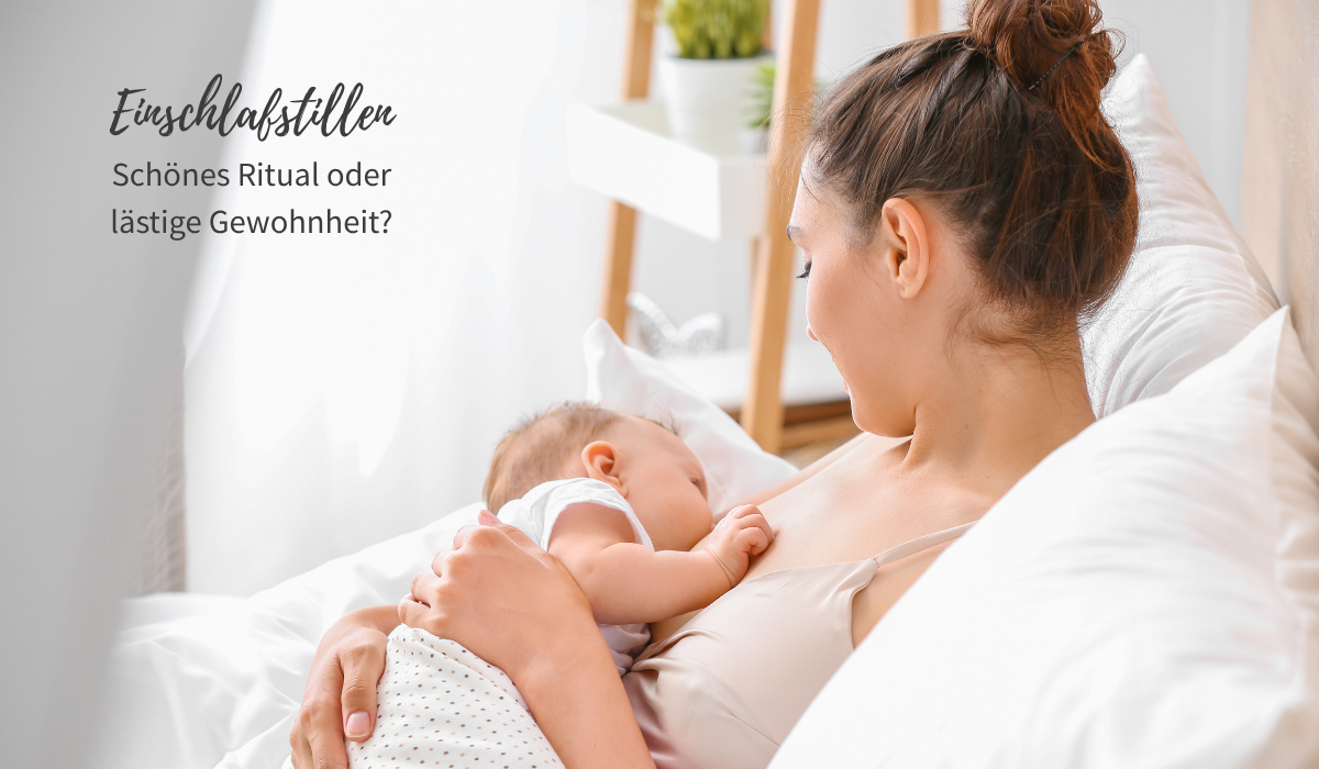 Mutter und Baby im Bett beim Einschlafstillen