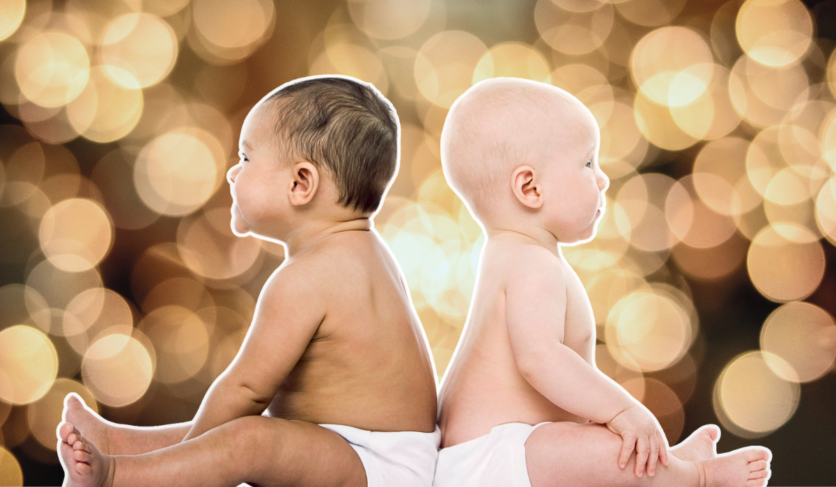 Schübe bei Babys: zwei Babys sitzen Rücken an Rücken